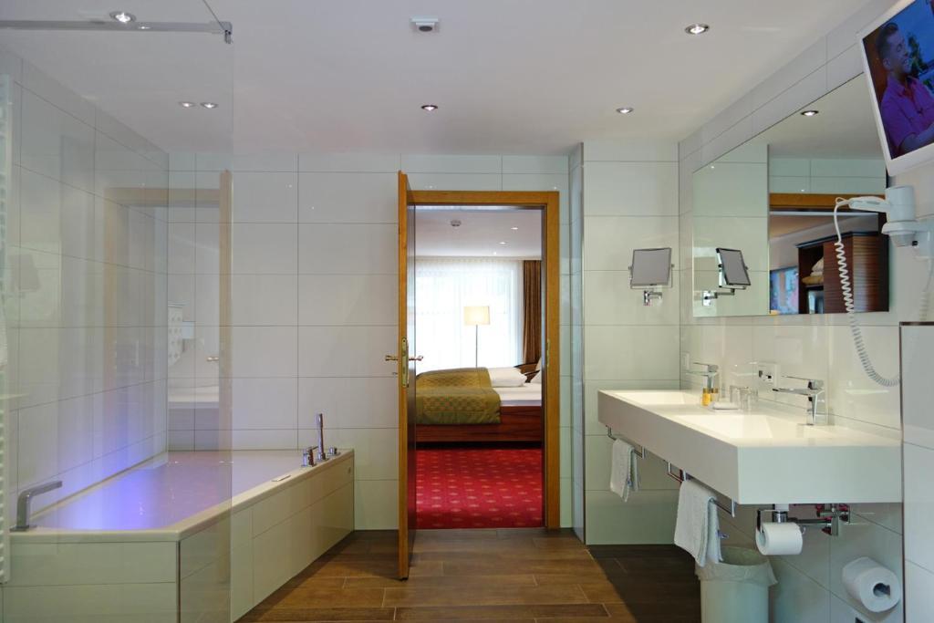 Naturhotel Ruegers Forstgut Mespelbrunn Room photo